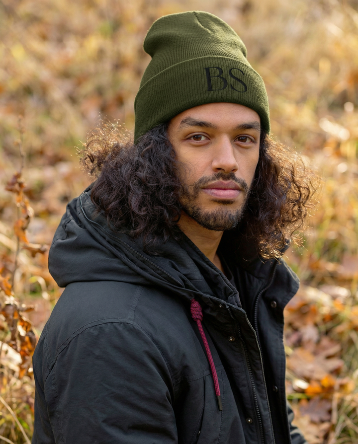 Gorro Be Stoic “BS” – Edición Minimal (Blanco & Verde Oliva)