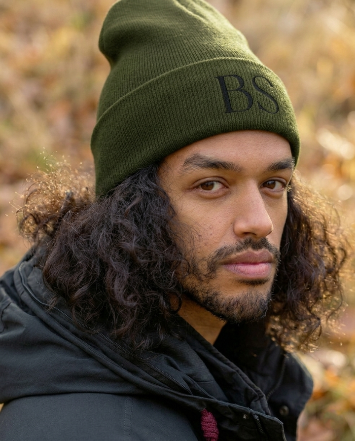 Gorro Be Stoic “BS” – Edición Minimal (Blanco & Verde Oliva)