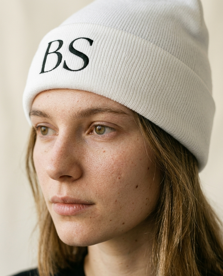 Gorro Be Stoic “BS” – Edición Minimal (Blanco & Verde Oliva)