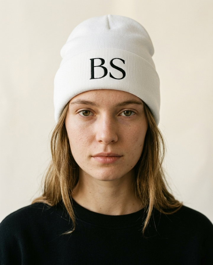Gorro Be Stoic “BS” – Edición Minimal (Blanco & Verde Oliva)