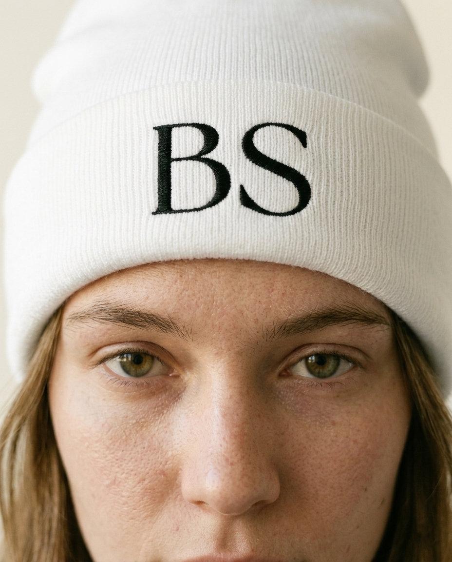 Gorro Be Stoic “BS” – Edición Minimal (Blanco & Verde Oliva)