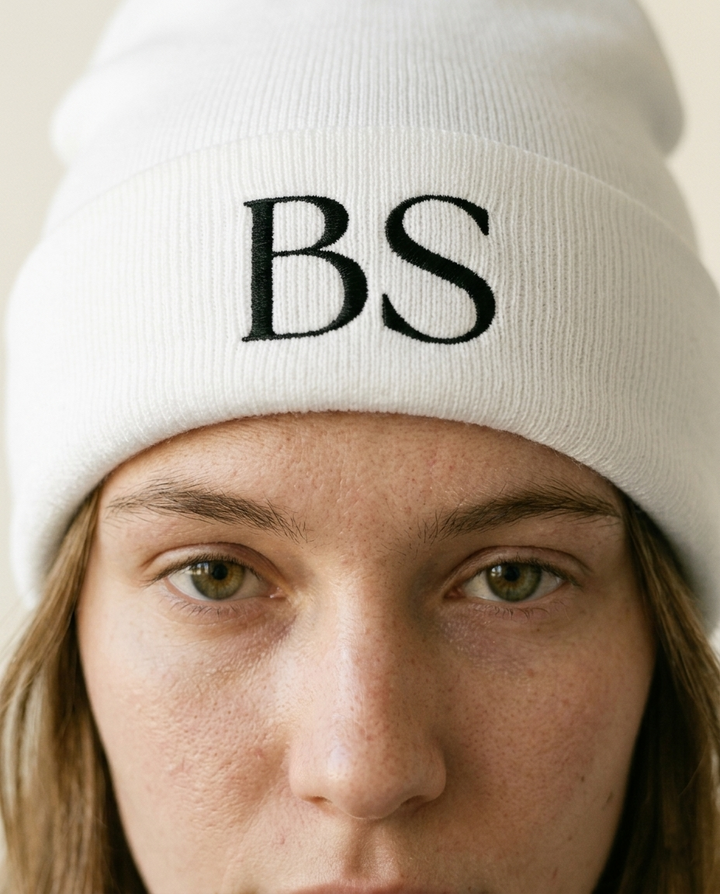 Gorro Be Stoic “BS” – Edición Minimal (Blanco & Verde Oliva)