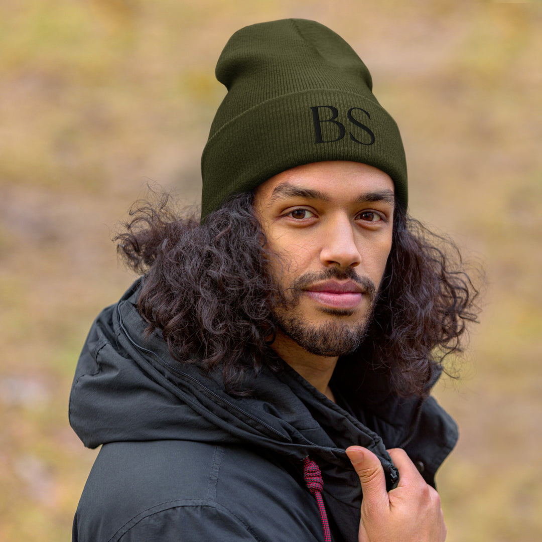 Gorro Be Stoic “BS” – Edición Minimal (Blanco & Verde Oliva)